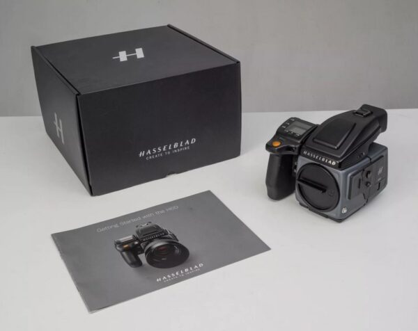 Hasselblad H6D100C with many accessories in original packaging - Image 3